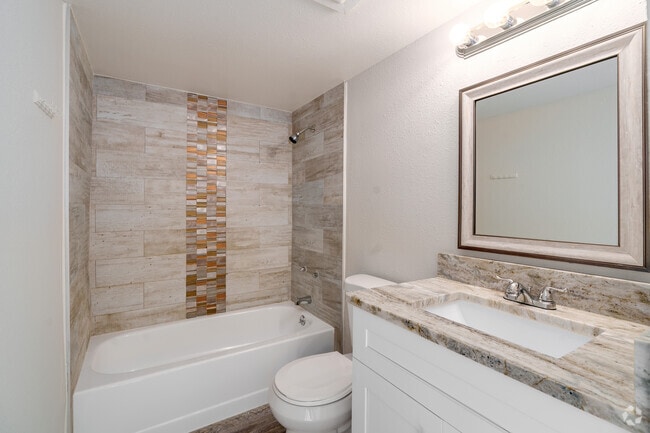 B3 - 2BR, 2BA - 1085SF - Bathroom - Winter Park Woods Apartments
