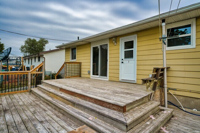 Building Photo - 631 Aylmer Crescent