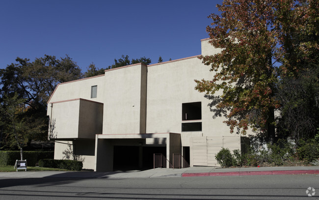 Foto del edificio - 1600 Carmel Dr