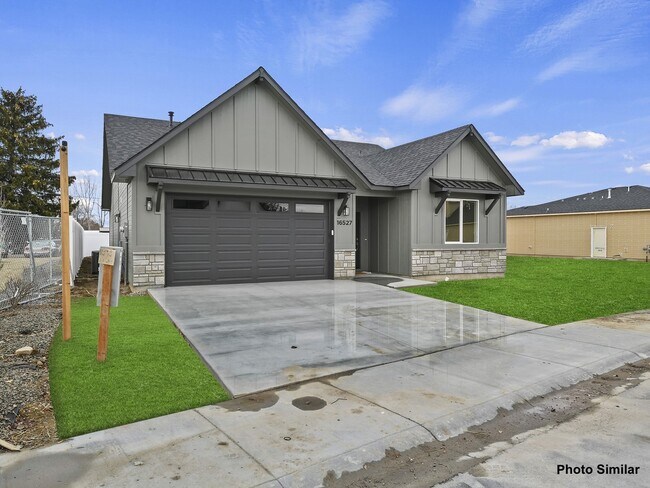 Building Photo - 16527 Red Oak Dr