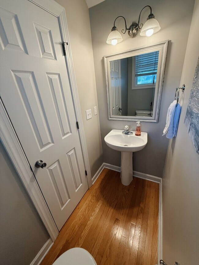 Foto del edificio - Beautifully Furnished 2-Bedroom Townhome i...
