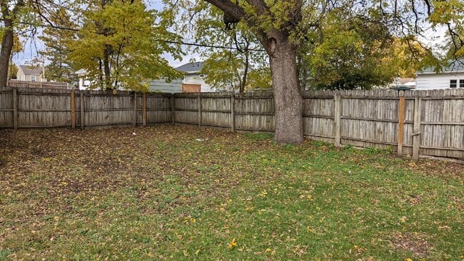 Building Photo - SOUTHSIDE DUPLEX-2 BEDROOM 1+ 1/2 BATHROOM...