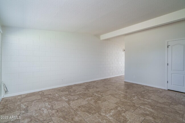 Foto del edificio - 7025 E Wilshire Dr