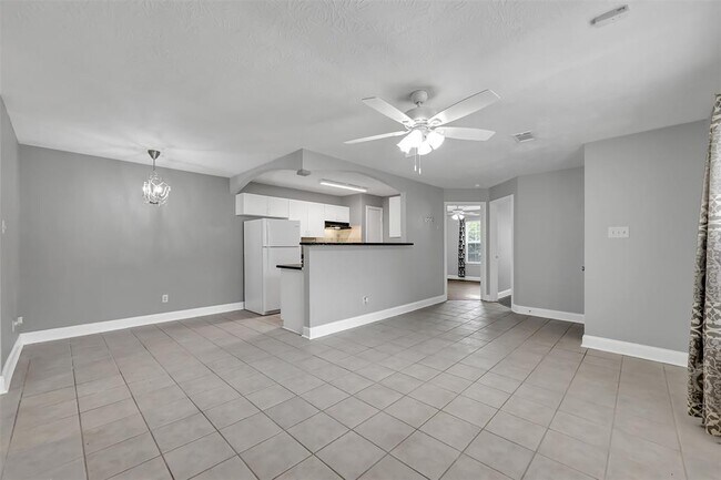 Building Photo - 320 Willowick St