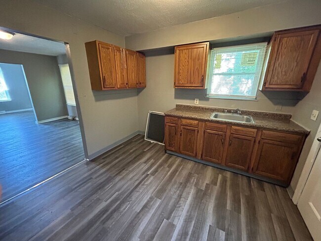 Building Photo - 3 Bed, 2 Bath House!