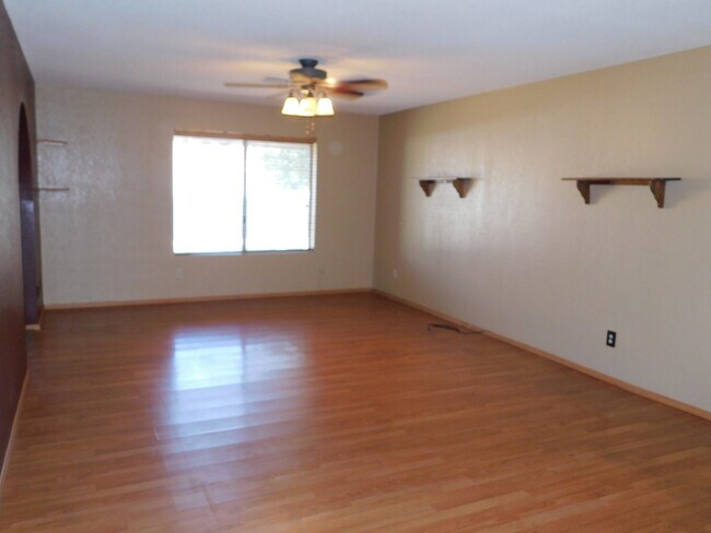 Foto del edificio - 4 BEDROOM HOME IN COLLEGE PARK!