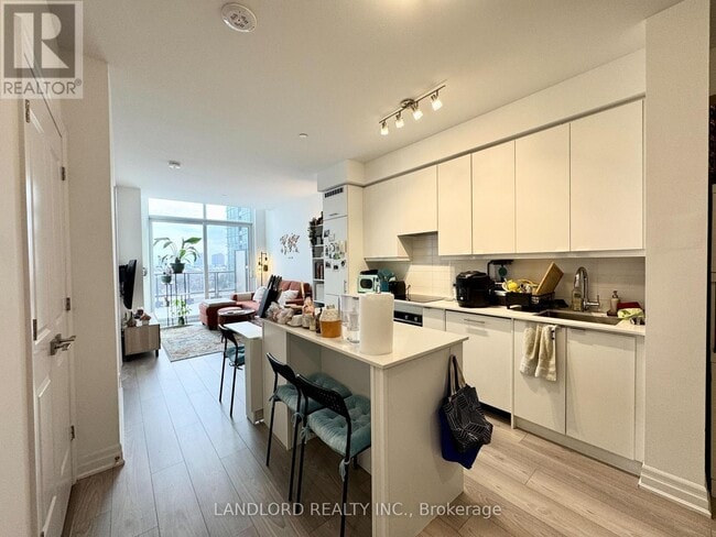 Building Photo - 36 Elm Dr W