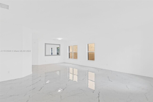 Foto del edificio - 15842 SW 14th St