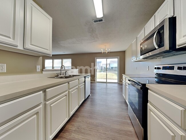 Building Photo - 4060 Longfellow Dr