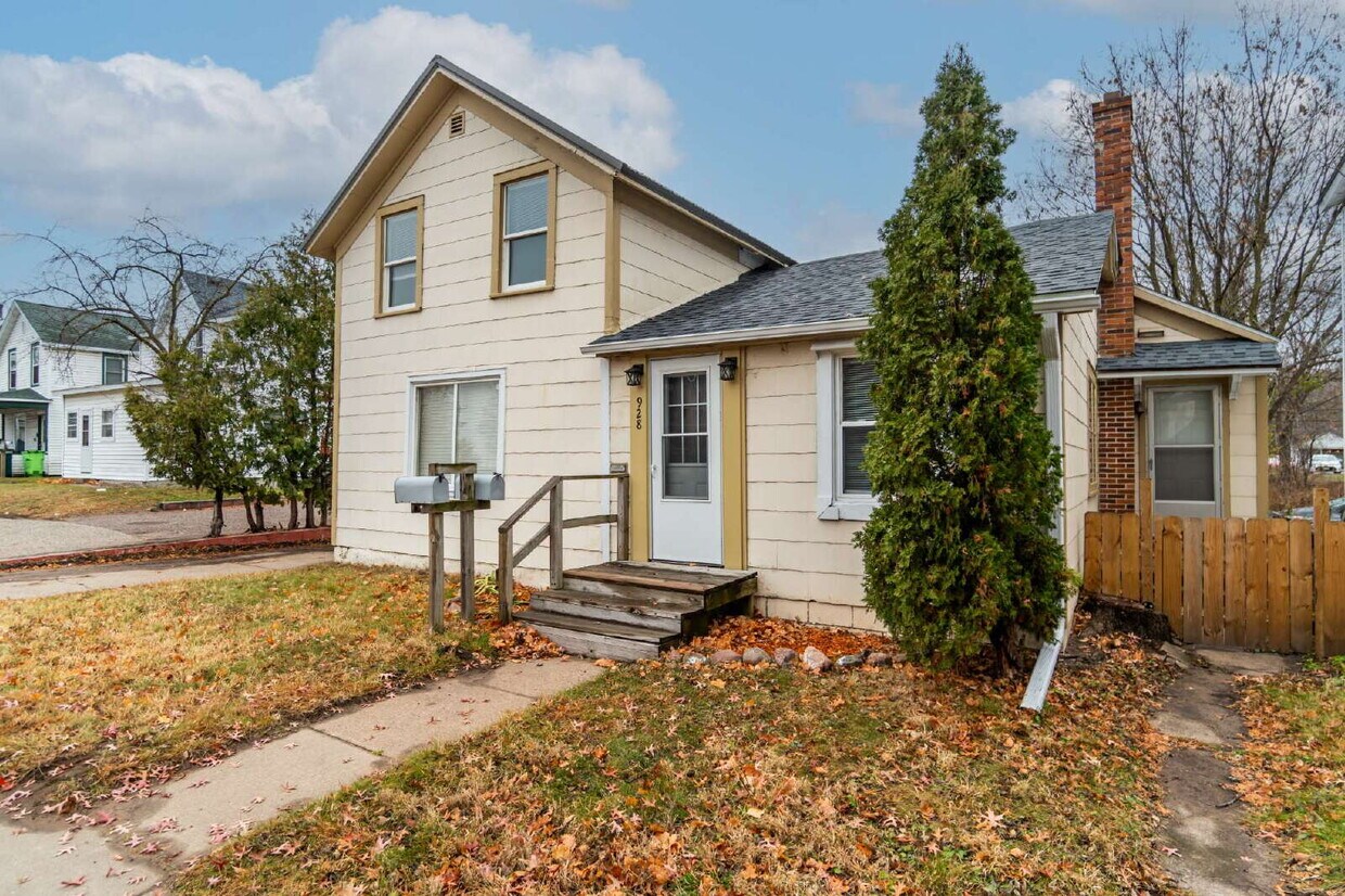 Foto principal - Updated 3-Bedroom Townhouse-Style Duplex with Modern Kitchen & Bath – Pets Welcome!