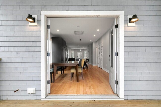 Building Photo - 10 Annapolis St