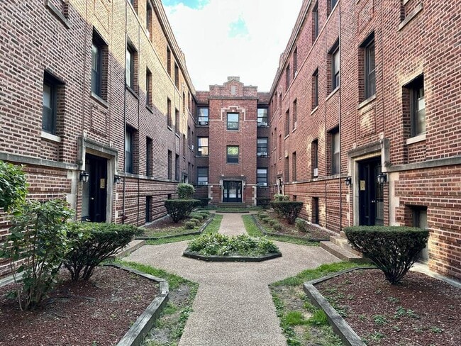 Building Photo - 931 W Sunnyside