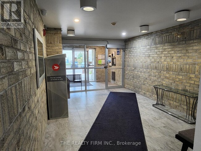 Building Photo - 729 Deveron Crescent