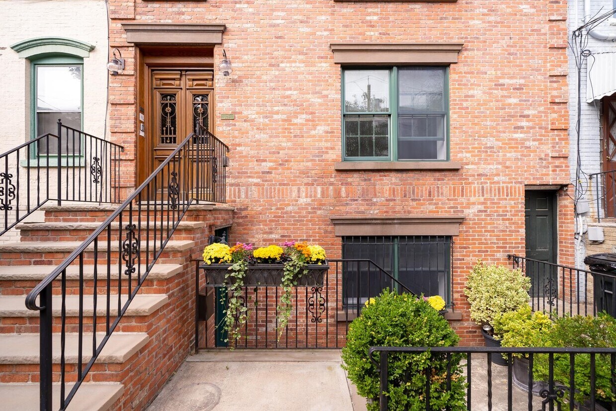 Primary Photo - 326 Park Ave