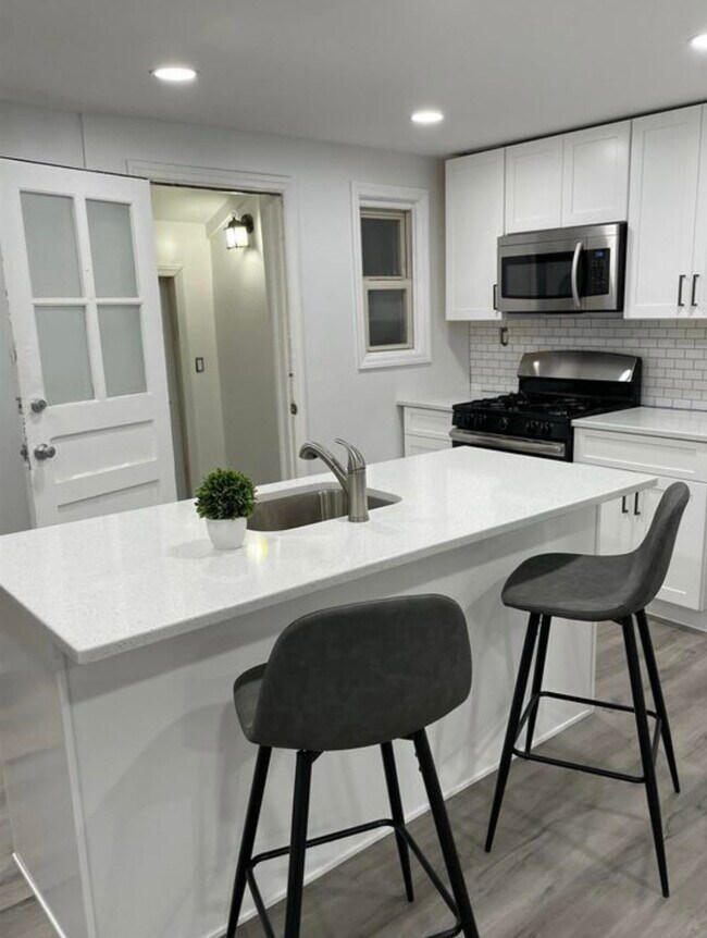 Building Photo - 564 Purce St