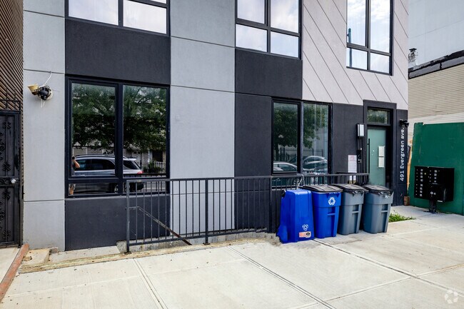 Building Photo - 491 Evergreen Ave