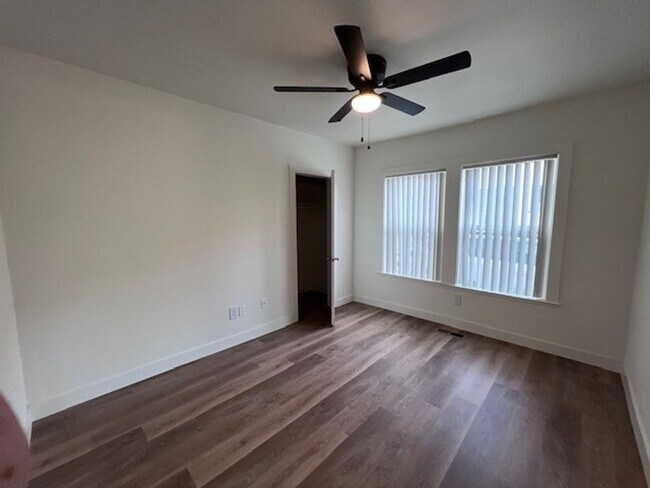 Foto del edificio - Beautiful Land Park home with fresh paint and new flooring throughout.