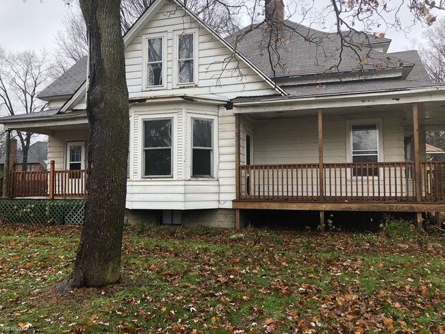 Building Photo - 3 br, 2 bath House - 610 Pine St