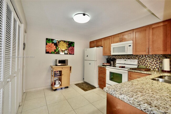 Building Photo - 9020 SW 125th Ave