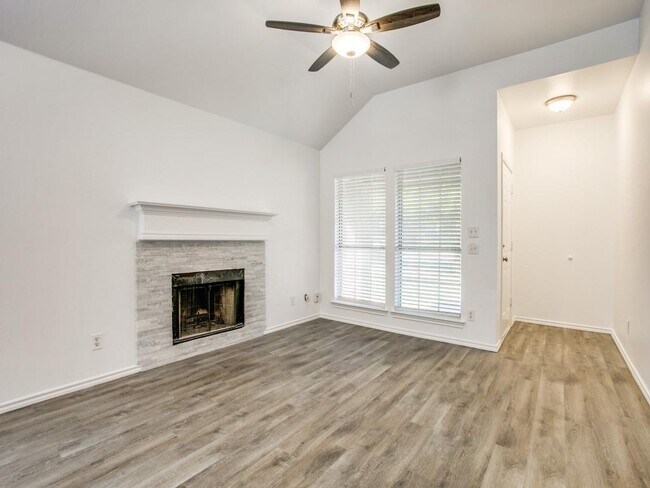 Building Photo - 311 Crowe Dr