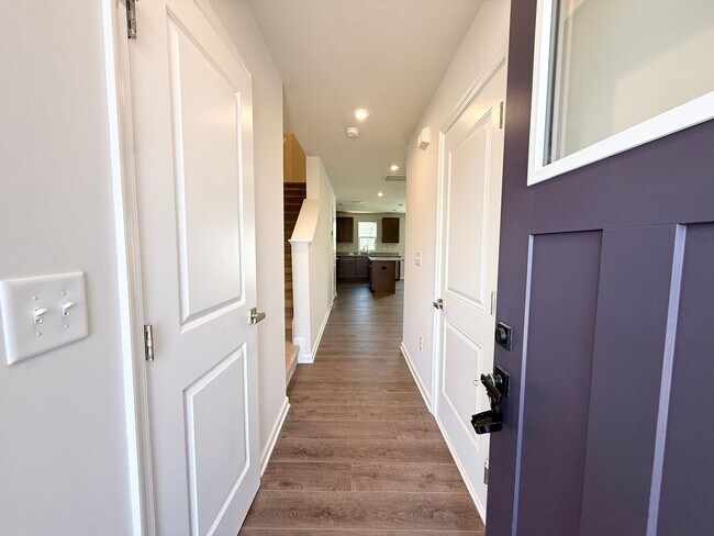 Foto del edificio - Modern 3-Bedroom Townhouse with Garage & P...