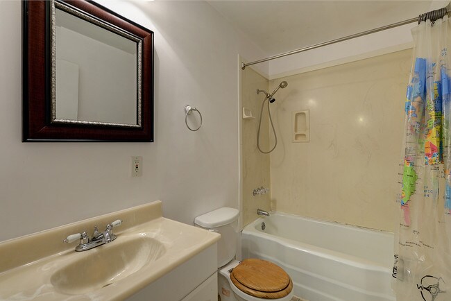 Building Photo - 3802 E Lake Sammamish Pky NE