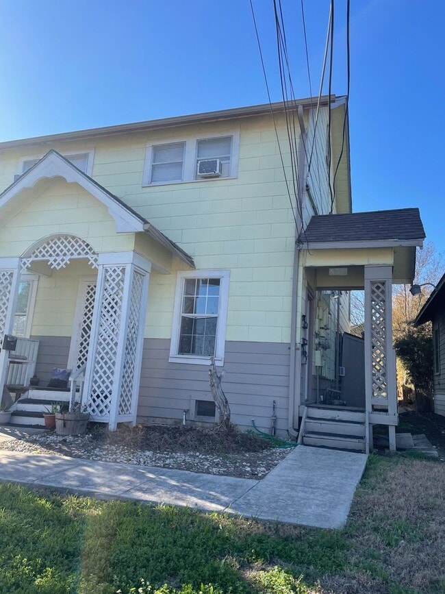 Photo - Upstairs 1/1 Historic Monte Vista Apartment