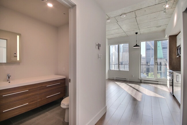 Building Photo - 1090 Rue de Bleury