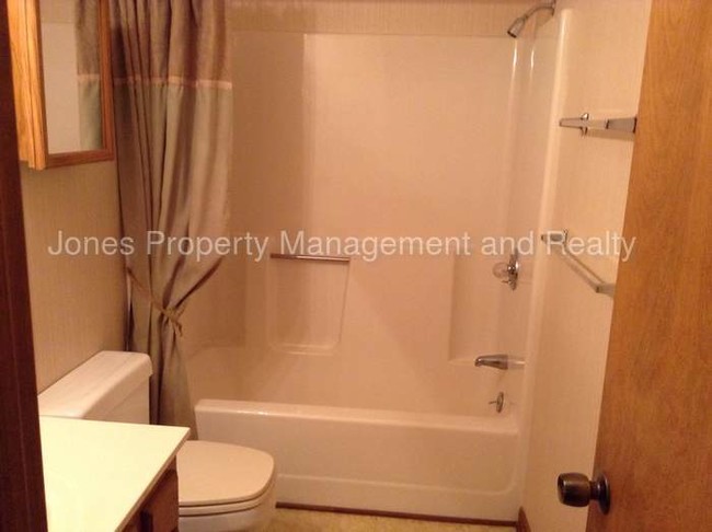 Foto del edificio - 704 Wellington Hills Cir