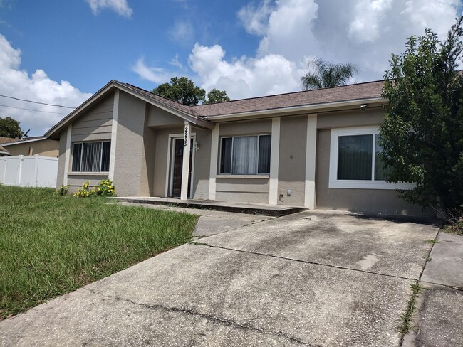 Building Photo - Adorable 3 bed 2 bath Pool House - price r...