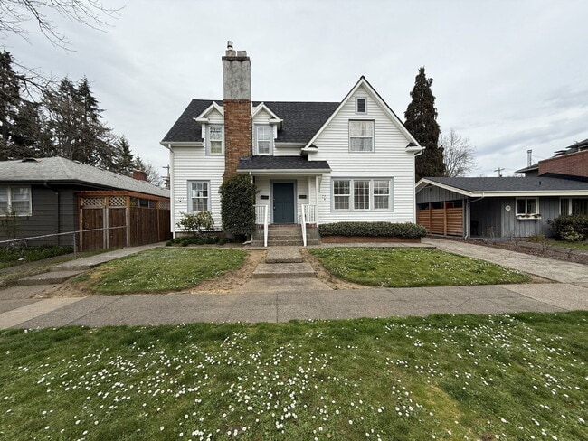 Building Photo - 777 W 10th Ave