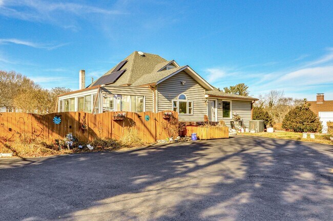 Building Photo - 4 Bed • 2 Bath Furnished Home – Utilities Included