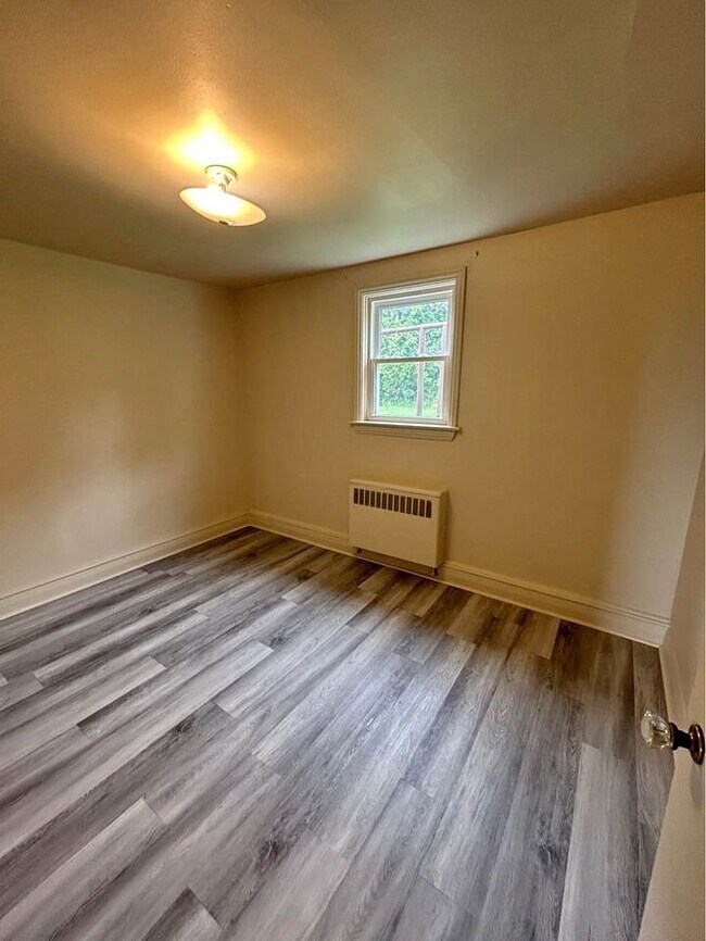 Photo du bâtiment - 1742 Confederation Line