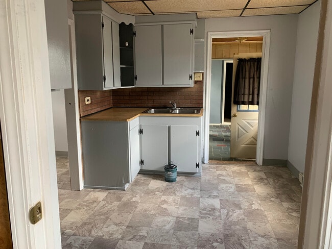 Roomy kitcehn - 1342 Mount Rose Ave