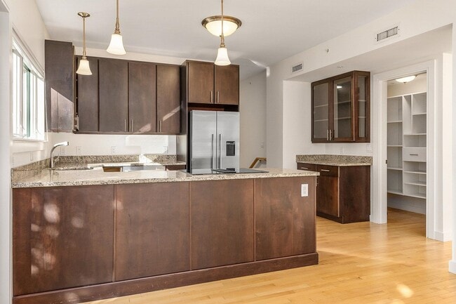 Building Photo - 677 Dennett St