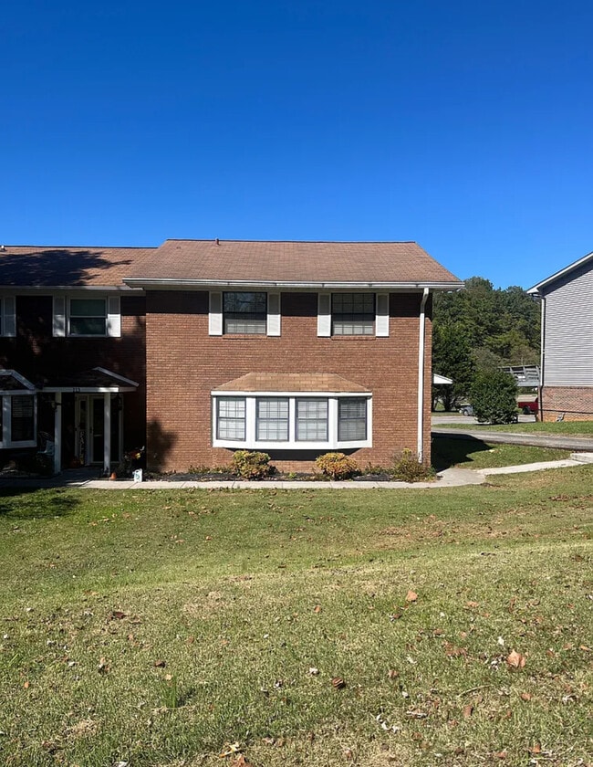 Building Photo - 115 Golfcrest Ln