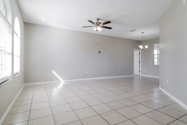 Building Photo - 562 Bristol Cir