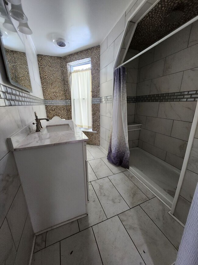 Foto del edificio - HUGE lower 3 bedroom apartment