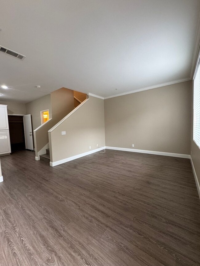 Building Photo - 3 Bed 2.5 Bath Townhome in Orange