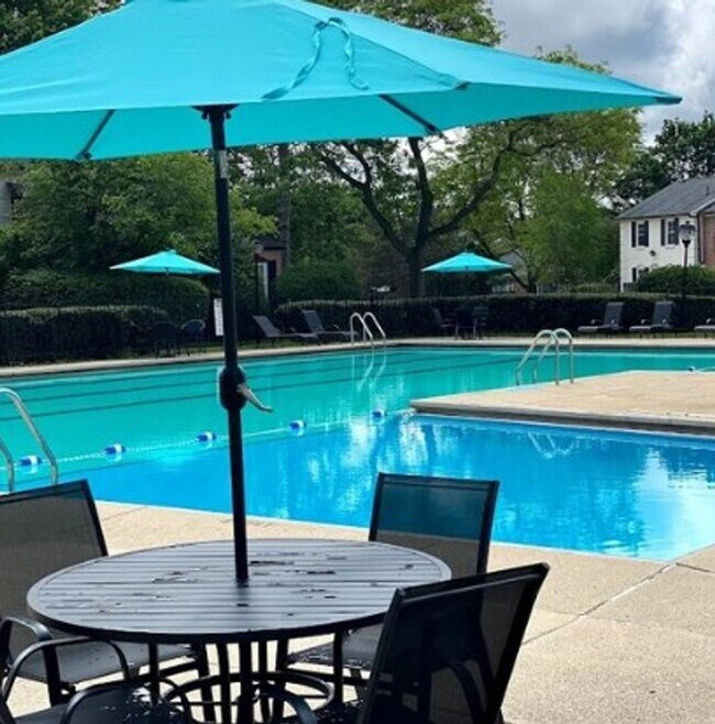 Building Photo - $2,175 Chapel Hill Condo For Rent