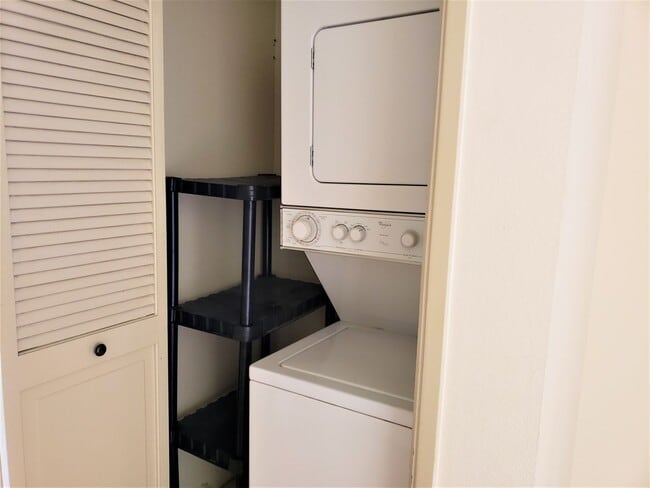 Building Photo - Lovely unit with a view in North Park!