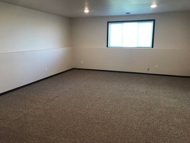 Building Photo - 3 Bed 2 Bath