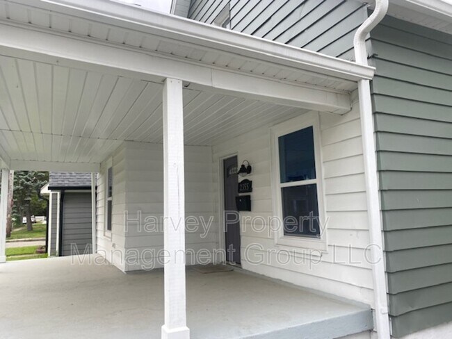 Foto del edificio - 2355 N Kenwood Ave