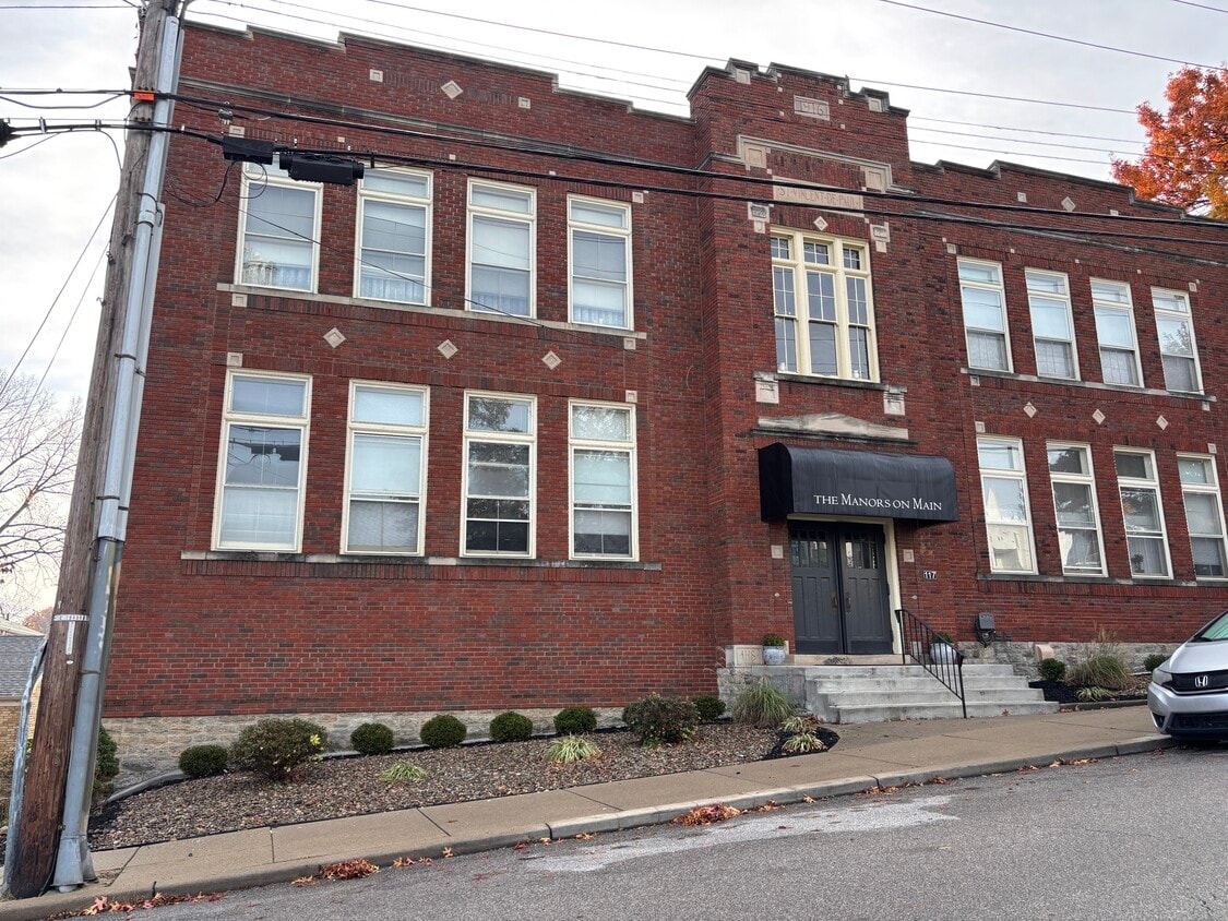 Building Photo - Manors On Main