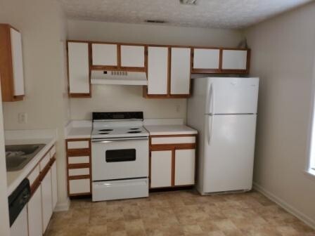 Building Photo - 2 Bedroom, 1 bath apartment Upstairs - A  ...