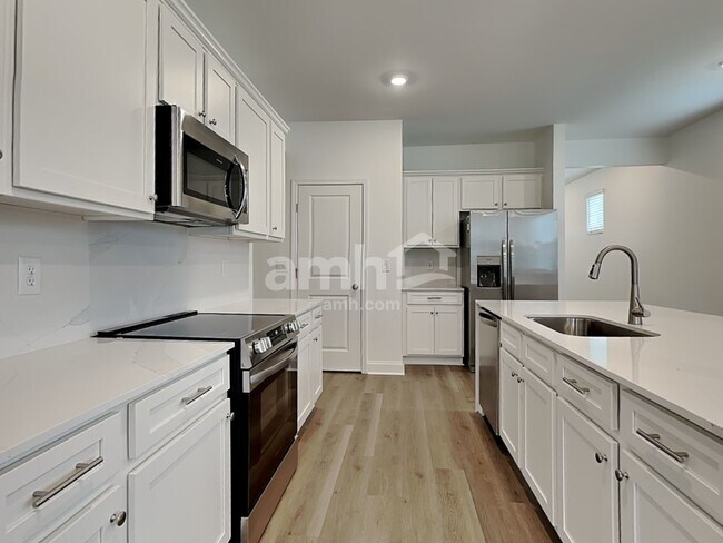 Building Photo - 547 Armstrong Curv