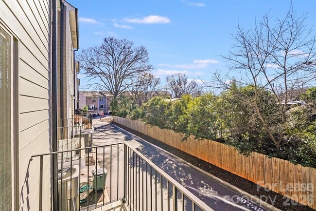 Foto del edificio - 334 Simeon Dr