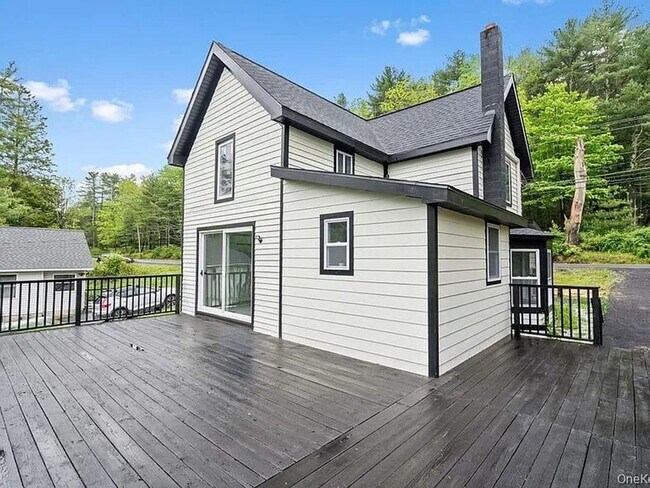 Foto del edificio - Fully Renovated 3BR Retreat on Highland La...