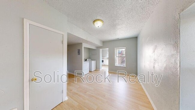 Building Photo - 714 E 3rd St