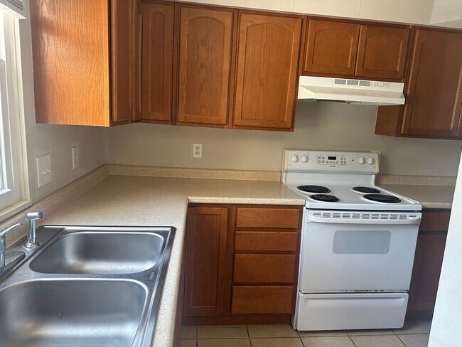 Foto del edificio - RATE DROP ALERT (was $1400/month) and SUMM...